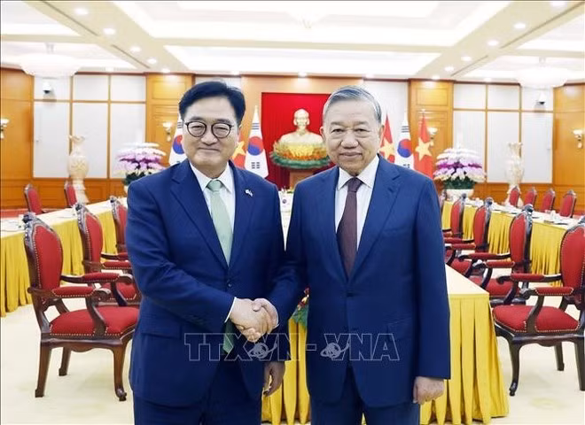 Party General Secretary To Lam (R) receives Speaker of the Republic of Korea's National Assembly Woo Won Shik in Hanoi on November 21. (Photo: VNA)