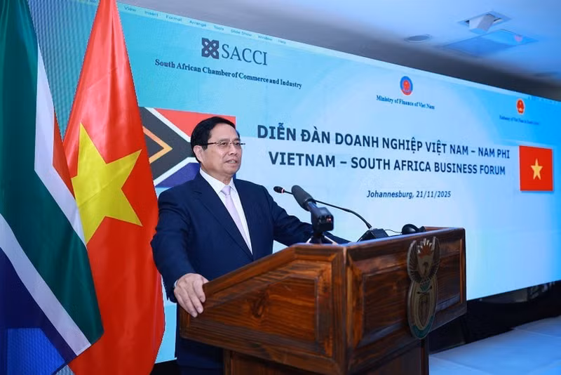 PM Pham Minh Chinh addresses the Viet Nam – South Africa Business Forum in Johannesburg on November 21. (Photo: VNA) 