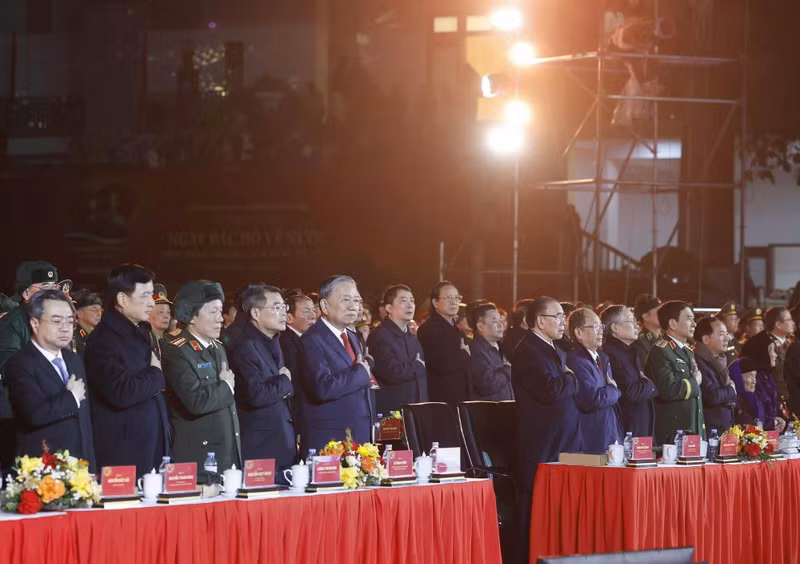 Party General Secretary To Lam and other delegates pay tribute to President Ho Chi Minh at the live TV programme in Cao Bang Province. (Photo: VNA)