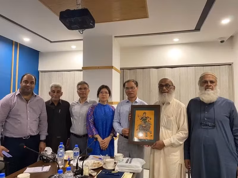 Ambassador Pham Anh Tuan meets with representatives of the Pakistan Tea Association. (Photo courtesy of the Embassy of Viet Nam in Pakistan)
