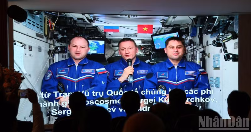 Russian cosmonauts send greetings to Viet Nam from the ISS. (Photo: TRUNG HUNG)