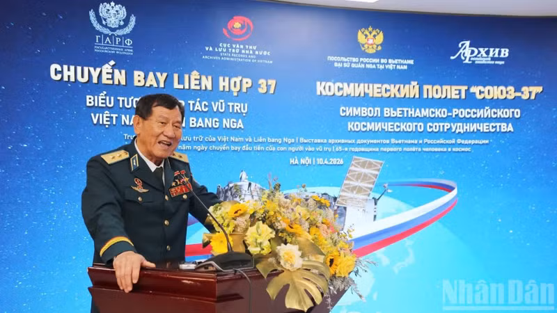 Lieutenant General, Hero of the People’s Armed Forces Pham Tuan delivers remarks at the event. (Photo: TRUNG HUNG)