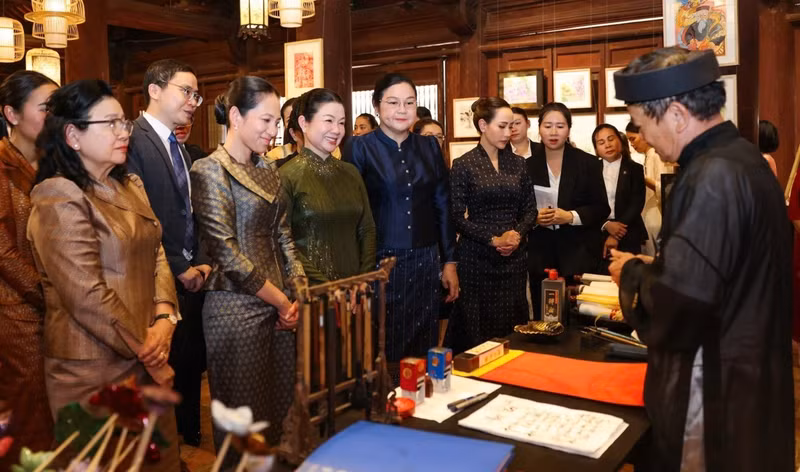 Spouses explore Viet Nam's calligraphy art (Photo: VOV)