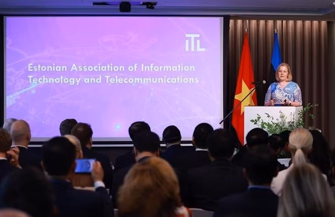 A representatives of Estonian enterprises addresses the forum. (Photo: VNA)