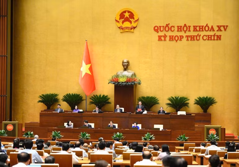 The plenary session discusses the draft resolution amending several articles of the 2013 Constitution (first reading). (Photo: DANG ANH)