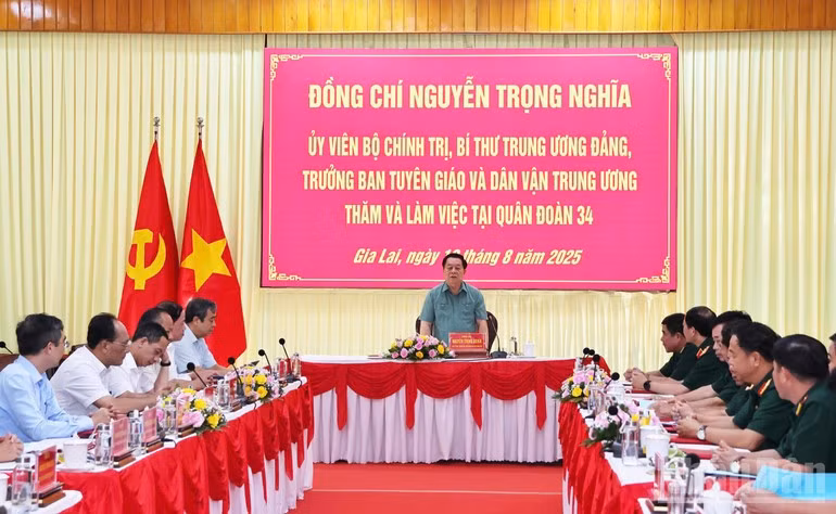 Politburo member Nguyen Trong Nghia delivers his directive speech at the meeting.
