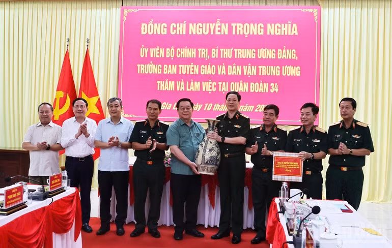 Politburo member Nguyen Trong Nghia presents gifts to the Army Corps 34 Command.