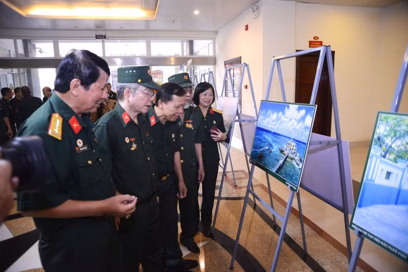 Guests visit the exhibition. (Photo: HOANG LINH)