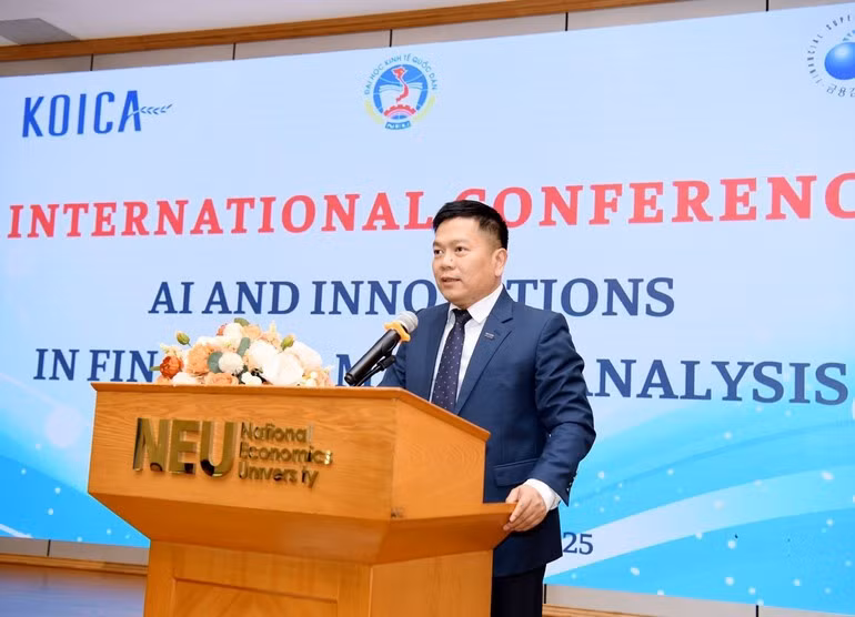 Professor Dr Nguyen Thanh Hieu delivers the opening address.