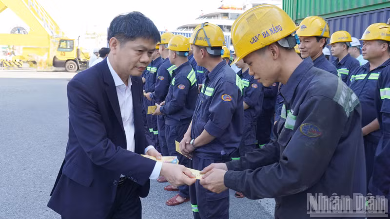 Tran Le Tuan, Secretary of the Party Committee and General Director of Da Nang Port, visits and presents gifts to workers during their final shift of the Year of the Snake.