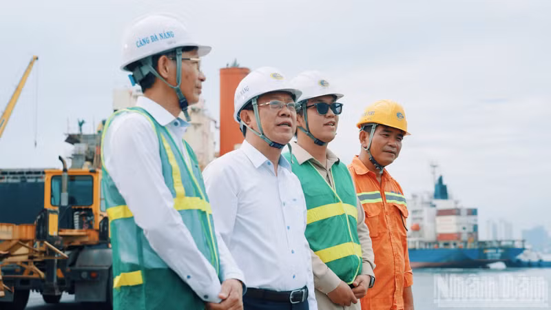 Le Quang Duc, Deputy Secretary of the Party Committee and Deputy General Director of Da Nang Port, talks with officials and employees at Tien Sa Berth No. 4.