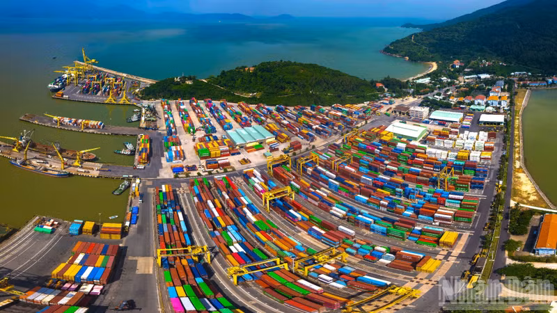 Da Nang Port continues its 125-year epic through innovation, creativity and breakthroughs.