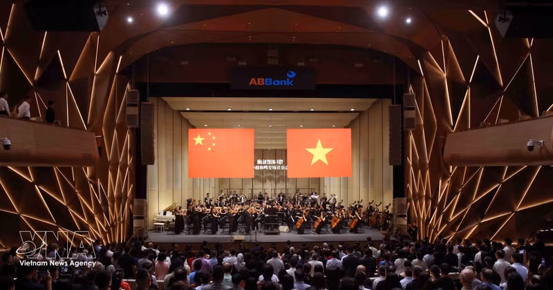 The concert is held to celebrate the 77th anniversary of the founding of the People’s Republic of China (October 1, 1949–2026). (Photo: VNA)