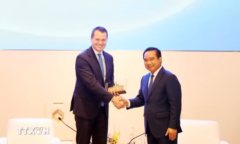 Chairman of the Ho Chi Minh City People’s Committee Nguyen Van Duoc (right) meets with Managing Director of the World Economic Forum (WEF) Stephan Mergenthaler on October 28, 2026. (Photo: VNA)