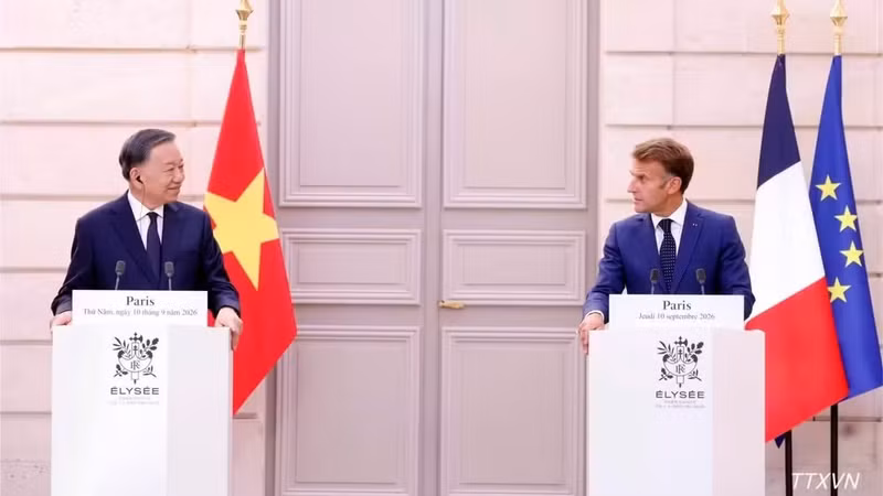 General Secretary of the Communist Party of Viet Nam Central Committee and President To Lam (left) and French President Emmanuel Macron. (Photo: VNA)