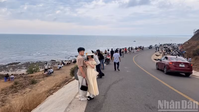Tourists capture moments at the “sunset slope”.