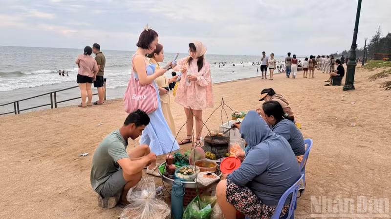 Visitors enjoy local specialities along the beach.