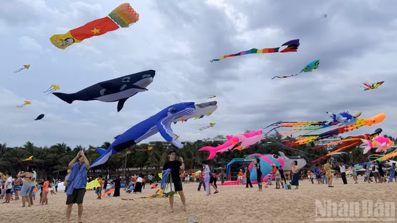 International tourists show great enthusiasm for the kite festival, while others take part in the event’s cultural performances.