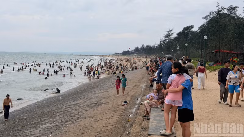 Doi Duong–Thuong Chanh Beach is packed with visitors.