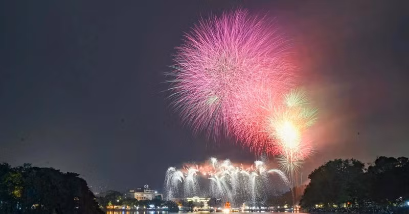 The fireworks display welcomes the new year 2026. (Photo: THE DAI)