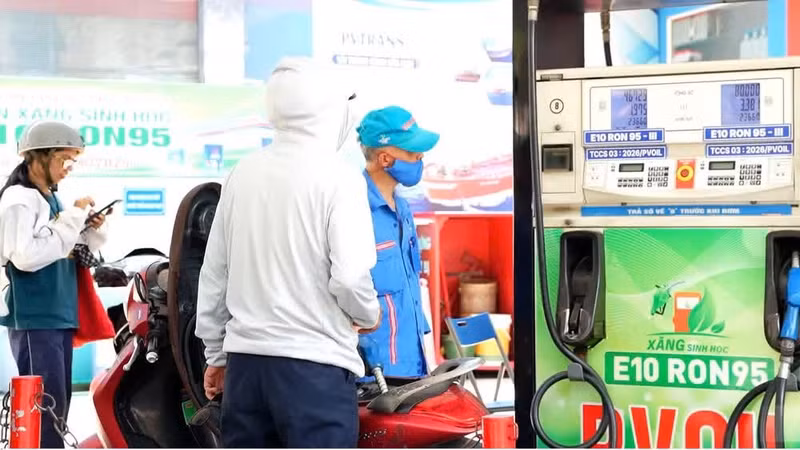 People buy petrol at a station in Ha Noi (Photo: dms.gov.vn)
