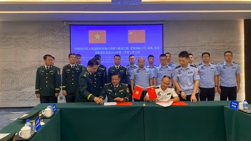 Representatives of both sides sign the minutes of the talks.