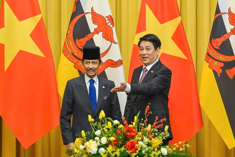 State President Luong Cuong (right) and Sultan of Brunei Haji Hassanal Bolkiah at the talks in Ha Noi on December 1 (Photo: NDO)