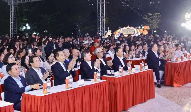 Delegates attend the Viet Nam–US Friendship Exchange. (Photo: DINH HOA)