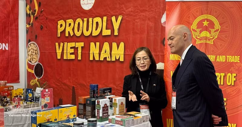 SIAL Canada CEO Stéphane Thuillier (right) visits the Viet Nam pavilion and speaks with a representative of the Viet Nam Trade Office. (Photo: VNA)