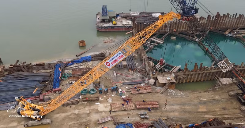 Construction of Tu Lien bridge in Ha Noi (Photo: VNA) 