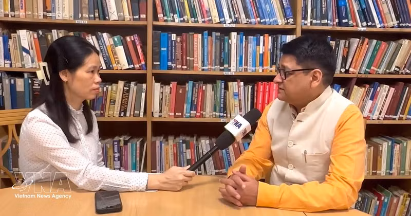Professor Harsh V. Pant, Vice President of the Observer Research Foundation (ORF) speaks to the Vietnam News Agency’s correspondents in New Delhi. (Photo: VNA) 