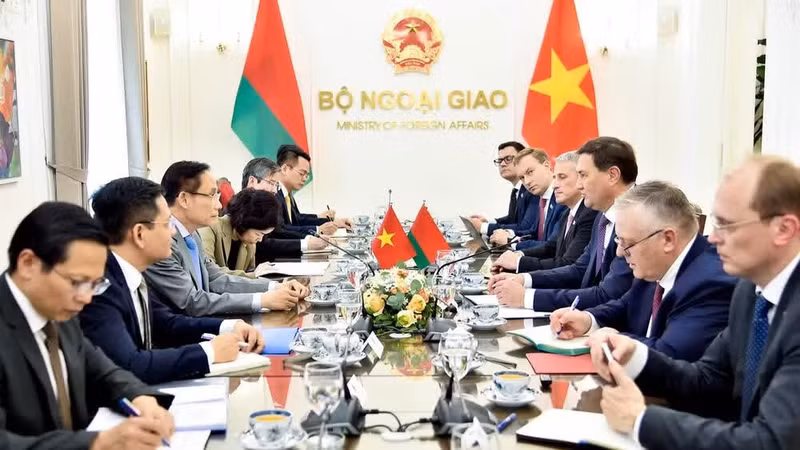 Minister of Foreign Affairs Le Hoai Trung holds talks with Belarusian Minister of Foreign Affairs Maxim Ryzhenkov in Ha Noi on October 28, 2026. (Photo: Vietnamese Ministry of Foreign Affairs) 