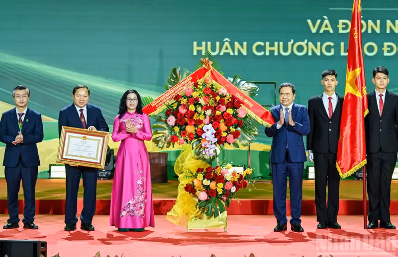 NA President Tran Thanh Man presents the first-class Labour Order to the Viet Nam National University of Agriculture at the ceremony in Ha Noi on October 10, 2026. (Photo: NDO) 