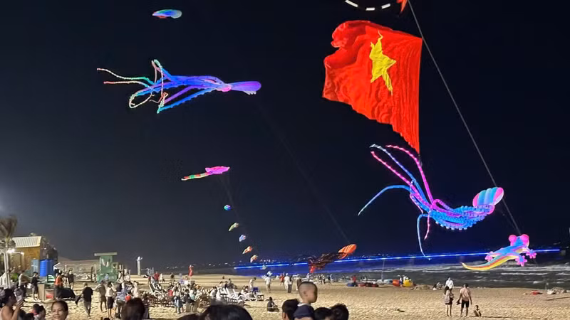 The festival also features skilled kite artisans performing simultaneously with up to five sport kites, along with live band performances, DJs, BBQ areas, fireworks along the coastline, and numerous check-in spots.