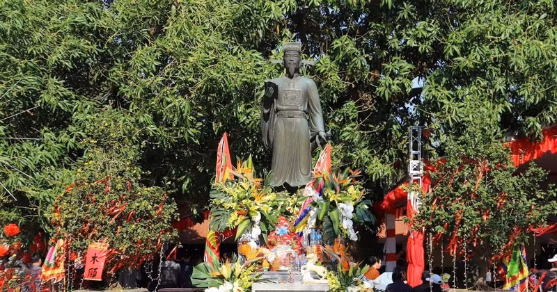 A monument to To Hien Thanh at Van Hien Temple in his hometown of O Dien Commune, Ha Noi. (Photo: THANH VAN)