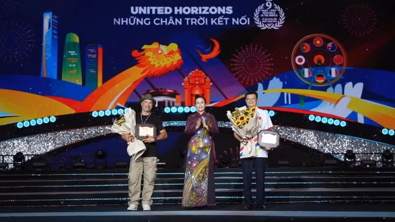 Nguyen Thi Anh Thi, Vice Chairwoman of the Da Nang People’s Committee and Head of the Organising Committee of the 2026 DIFF, presents commemorative medals to the teams from Viet Nam and France.