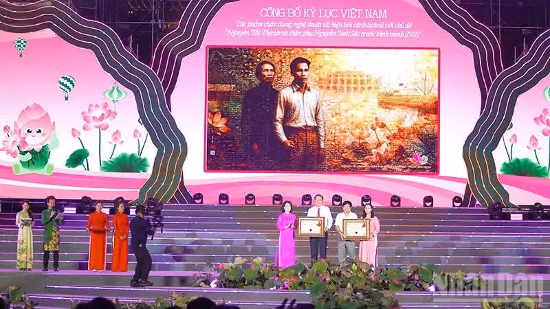 The Viet Nam Record certificate is presented for the artistic portrait recreating the historical scene themed “Nguyen Tat Thanh and His Father Nguyen Sinh Sac – Before Dawn (1911)”.