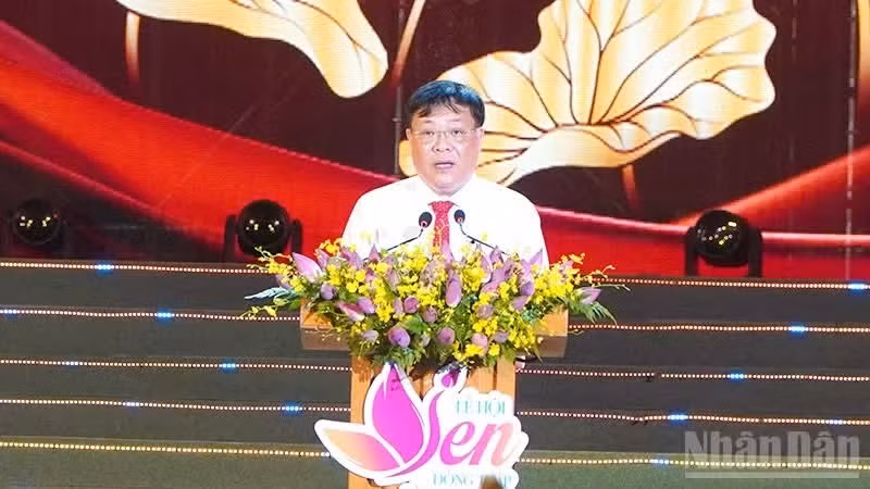 Chairman of the Dong Thap Provincial People’s Committee Pham Thien Ngai delivers remarks at the opening ceremony.