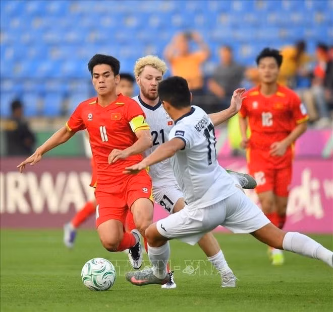 Captain Khuat Van Khang (No. 11) vies with Kyrgyz players for the ball. (Photo: Published by VNA)