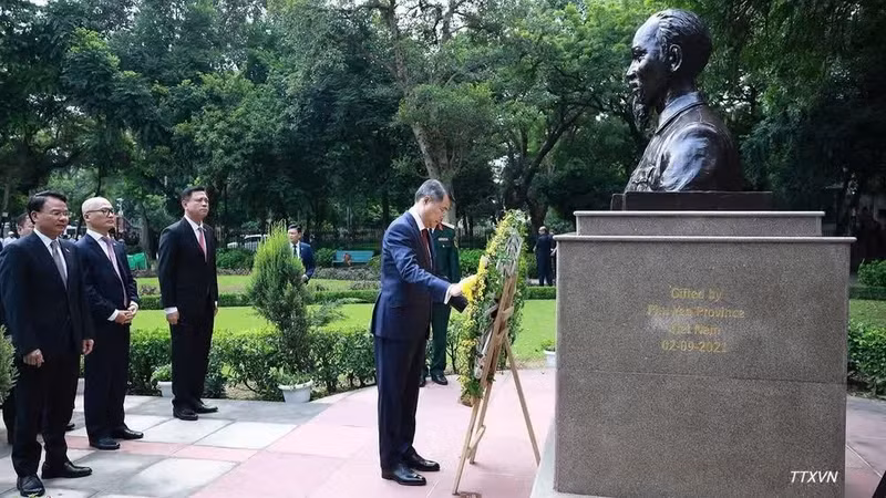 Prime Minister Le Minh Hung and a high-ranking delegation of Viet Nam lay a wreath at the statue of President Ho Chi Minh in G20 Park in the Indian capital of New Delhi on September 12 (Photo: VNA)
