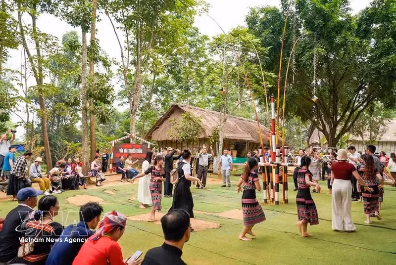 A cultural exchange at the Bana ethnic village space in the Viet Nam National Village for Ethnic Culture and Tourism in the suburb of Hanoi (Photo: VNA) 