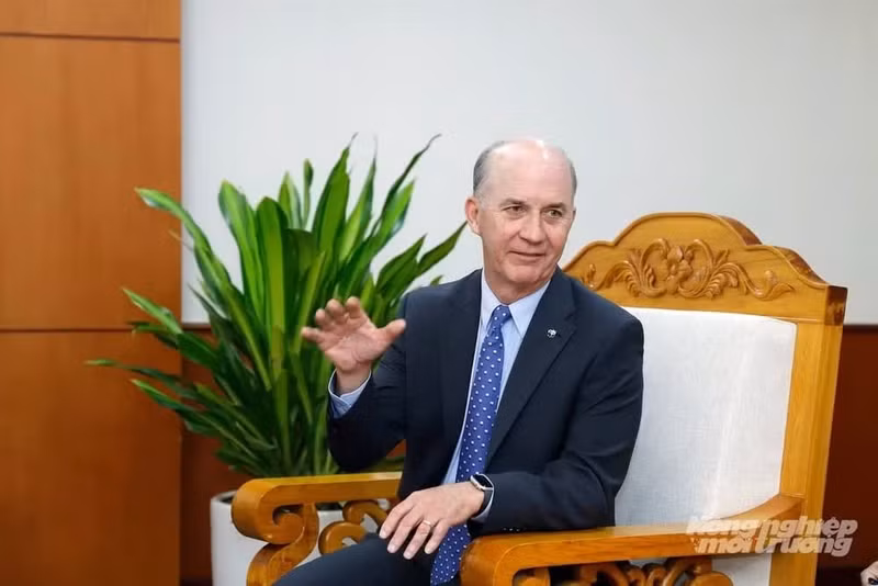 Carter Roberts, President and Chief Executive Officer of WWF US, speaks at the working session. (Photo: Khuong Trung)