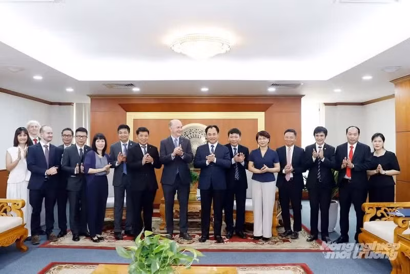 Minister Trinh Viet Hung and Carter Roberts, President and Chief Executive Officer of WWF US, pose for a commemorative photo with the delegation. (Photo: Khuong Trung)