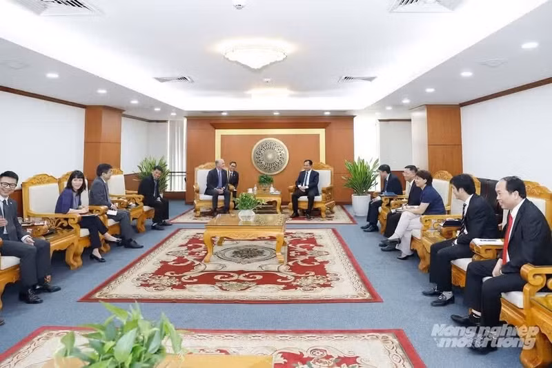 An overview of the meeting held on the morning of June 4. (Photo: Khuong Trung)