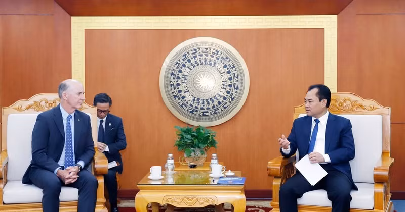 Minister Trinh Viet Hung meets with leaders of WWF US to promote cooperation in nature conservation and climate change response. (Photo: Khuong Trung)