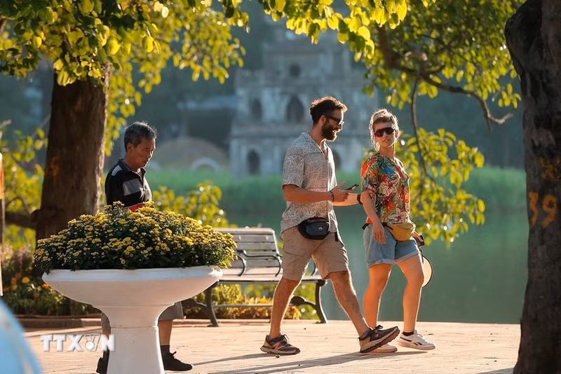 Foreign tourists at Hoan Kiem Lake (Photo: VNA)