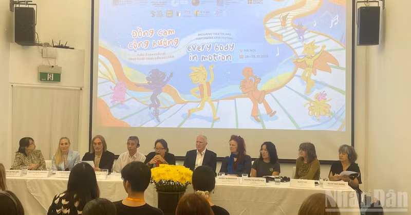 The organisers introduce the artistic activities scheduled for the week.