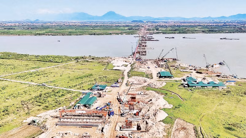 Hong Ha Bridge, a key project spanning the Red River, is being accelerated by contractors. (Photo: PHAM CONG)