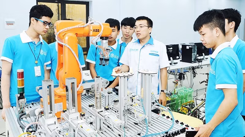 High-quality human resources play a decisive role in improving labour productivity. (Photo: Nam Anh)