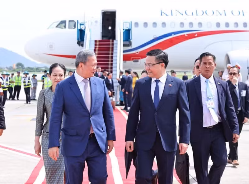 Vietnamese Minister of Industry and Trade Le Manh Hung (R) welcomes Cambodian Prime Minister Samdech Moha Borvor Thipadei Hun Manet upon his arrival at Noi Bai International Airport in Hanoi on June 8. (Photo:VNA) 